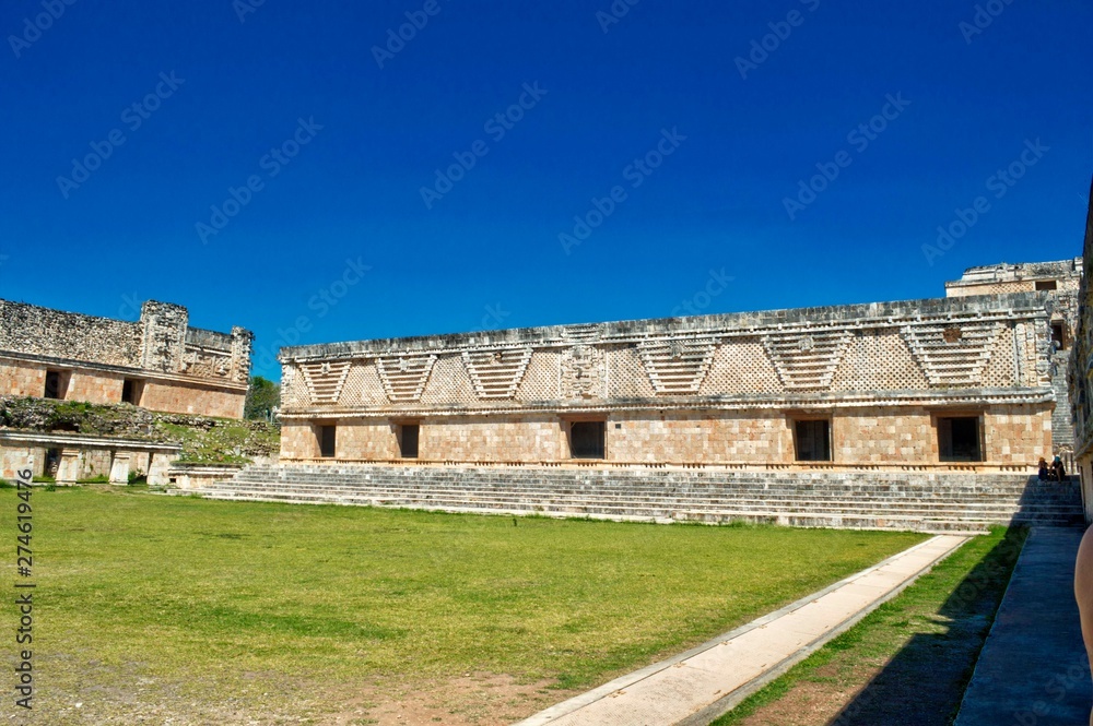 Vista del Cuadrángulo de las Monjas, en el área arqueológica de Uxmal, en la Península de Yucatán. Preciosa zona turística. UNESCO sitio de Patrimonio Mundial.
