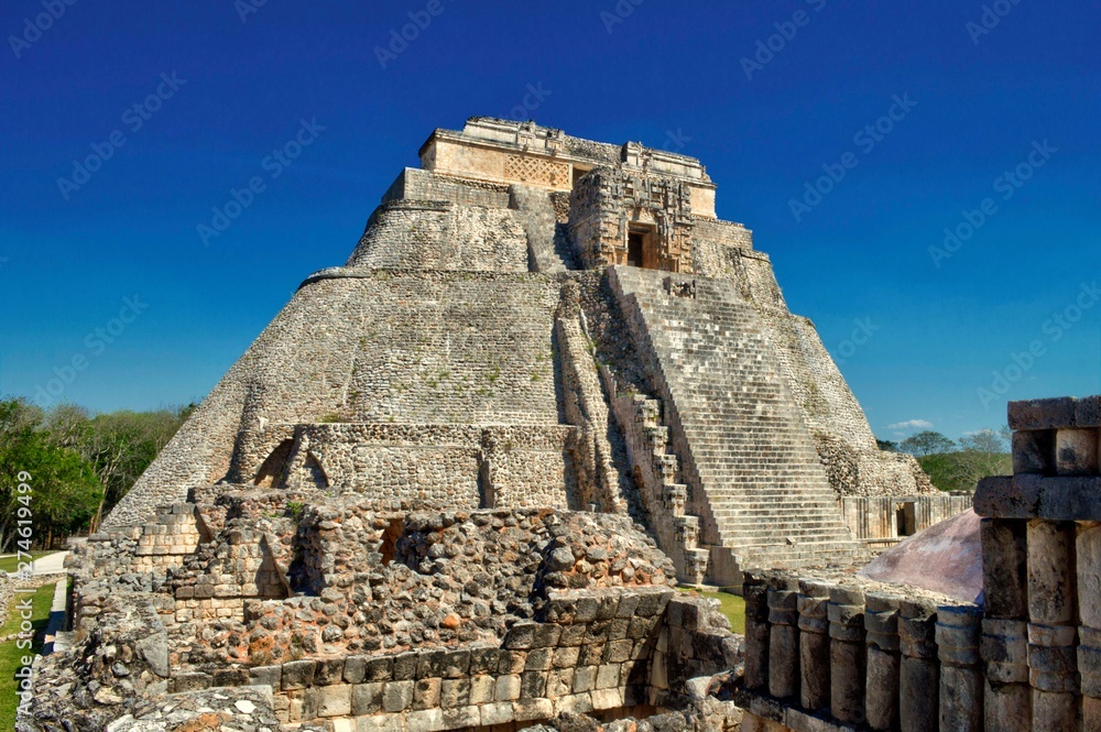 Vista de cerca de la casa del Adivino. Sitio arqueológico de Uxmal, ubicado en Yucatán. Preciosa zona turística. UNESCO Patrimonio de la Humanidad