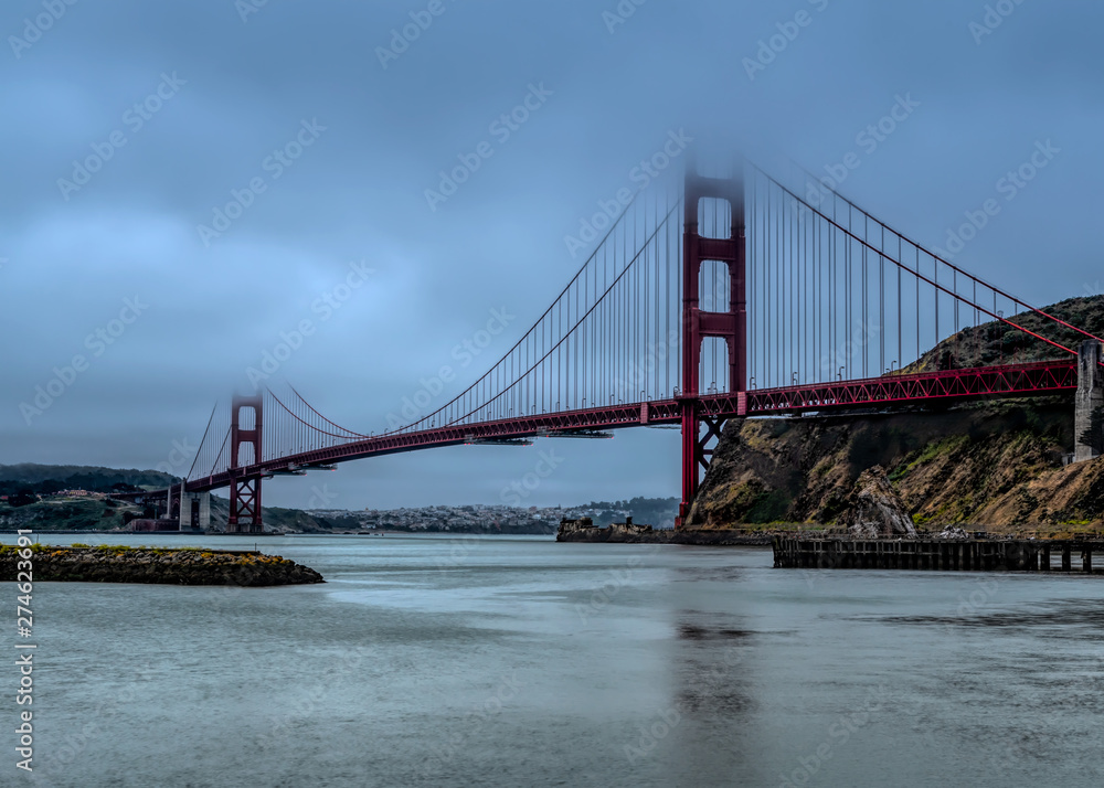 Naklejka premium Foggy morning on the Golden Gate Bridge viewed from Fort Baker with plenty of copy space