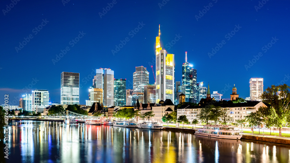 Obraz premium Panoramę Frankfurtu w nocy