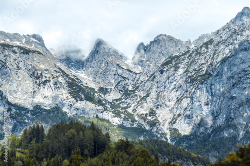 Blick auf nebligen Berggipfel in den Alpen