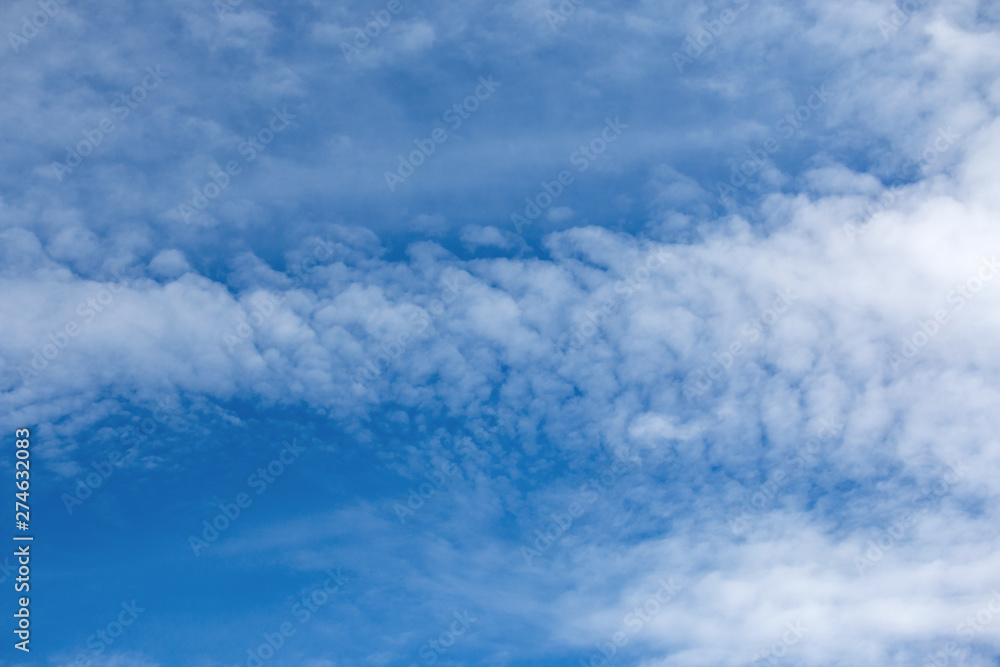 Obraz premium white clouds in bright blue sky