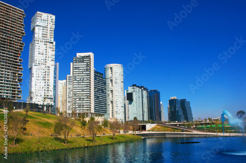 Edificios y lago - Buildings and Lake