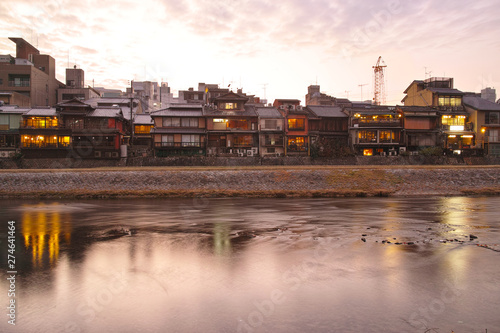 京都四条、鴨川沿いの遊歩道から見た夕暮れの街並み
