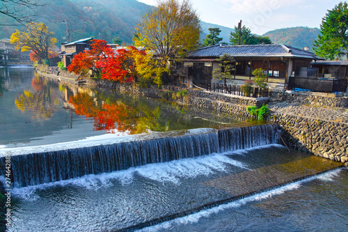 京都嵐山、紅葉シーズンの中ノ島橋から見る風景