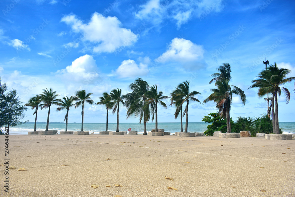 Fototapeta premium The water dropped, saw the stone clear. And the beautiful sky