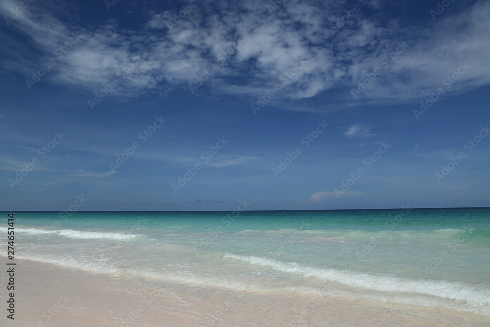 Obraz premium A beautiful Caribbean beach at Harbor Island, Bahamas