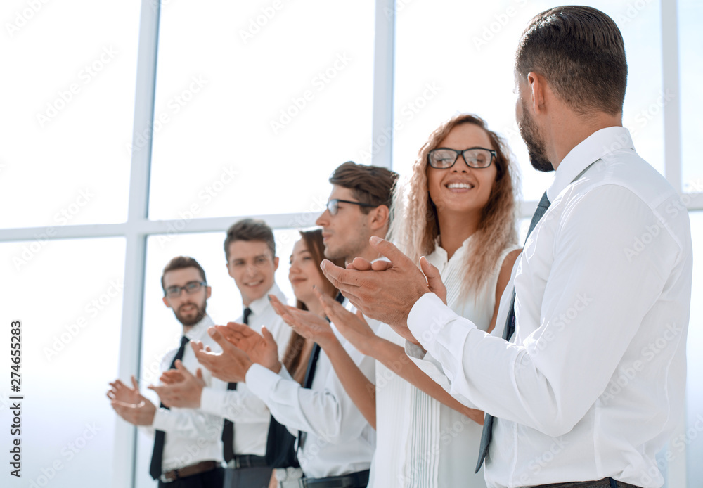 Obraz premium happy business team applauds while standing in the office