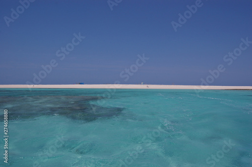 南国沖縄のエメラルドグリーンの海と白い砂浜 photo