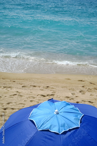 Parasol bleu sur la plage de sable. © Bruno Bleu