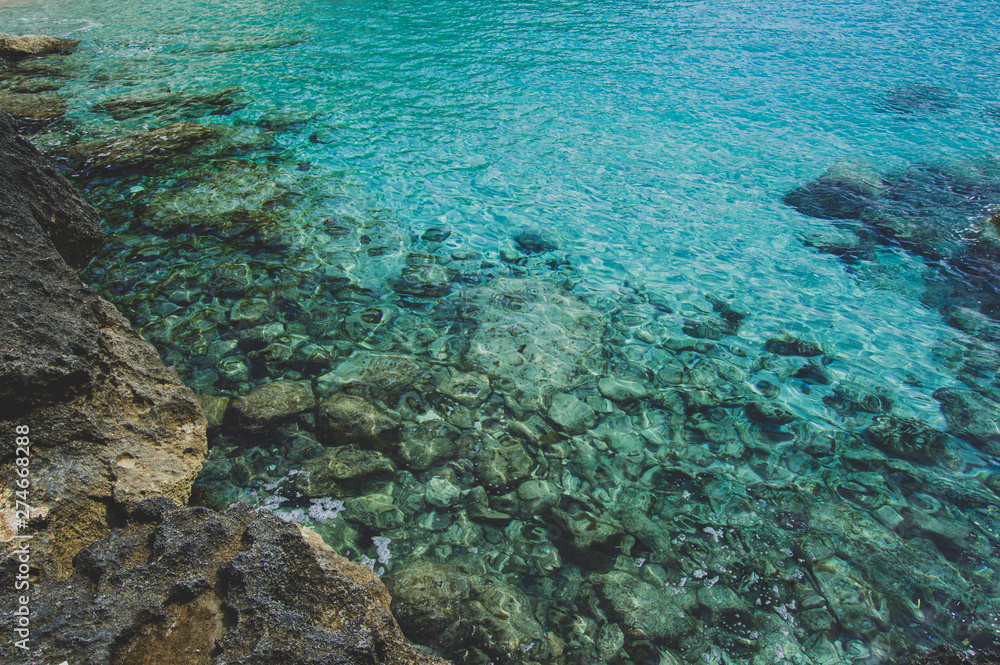playa con agua de mar turquesa