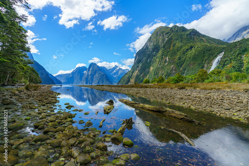 Obraz na płótnie reflections of mountains and a waterfall, milford sound, new zealand 1 w salonie