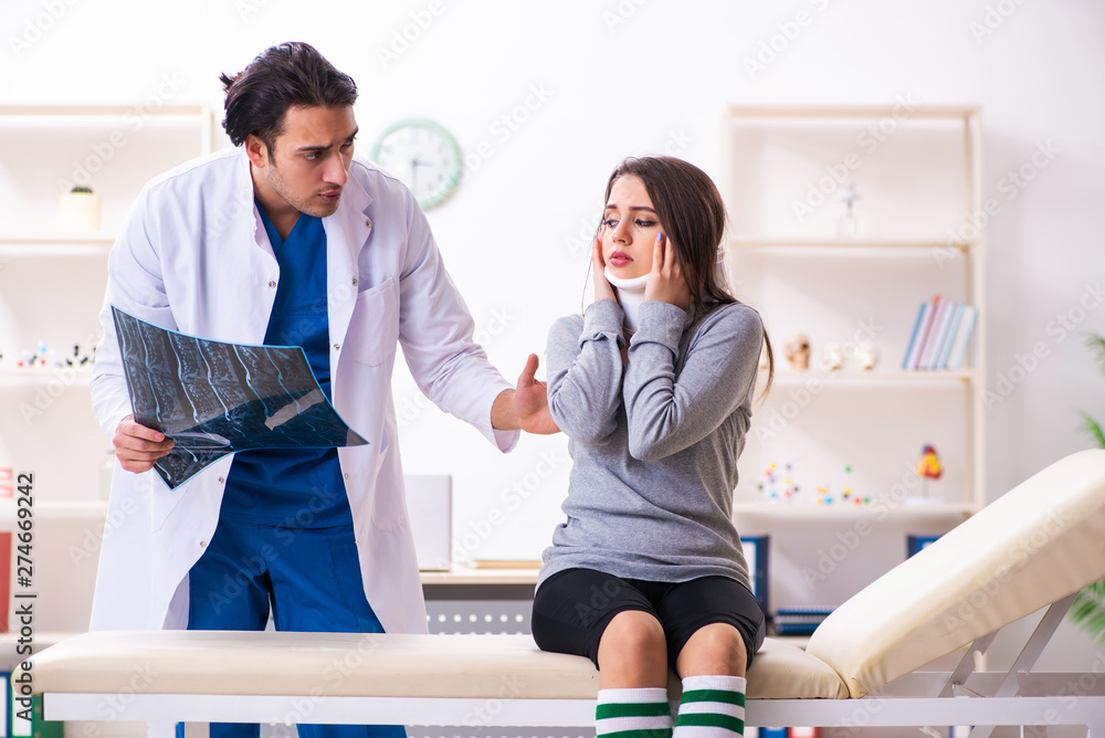 Obraz premium Young male doctor and female beautiful patient