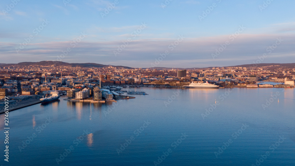 Fototapeta premium Widok z lotu ptaka zachodu słońca na Aker Brygge i Filipstad w Oslo, Norwegia
