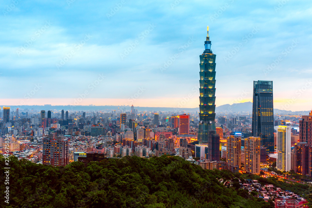 Obraz premium Skyline of Taipei cityscape Taipei 101 building of Taipei financial city ,Taiwan