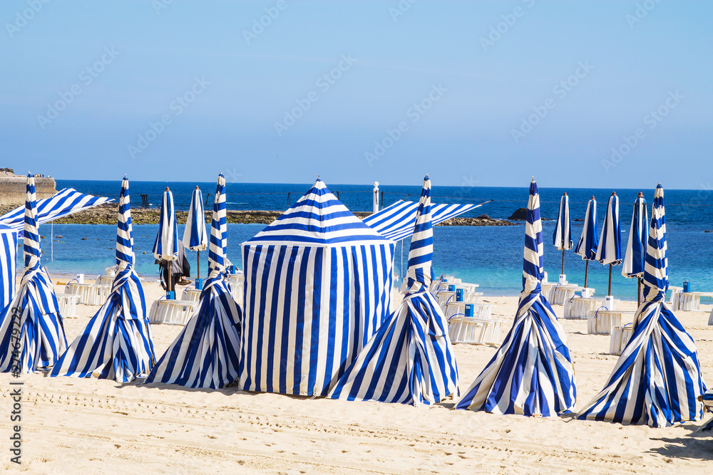 Obraz premium parasols, awnings, and booths on the beach