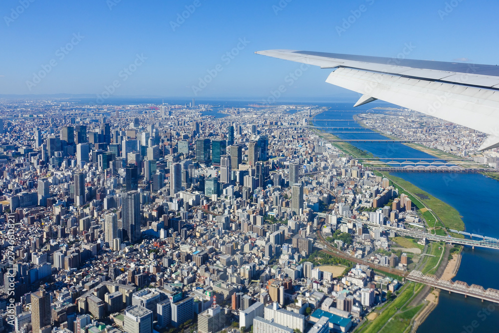 大阪国際空港着陸前に見える淀川や大阪の町並みを空撮 Photos Adobe Stock
