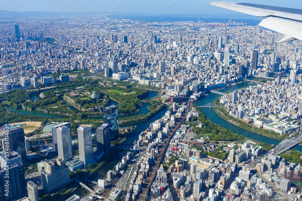 Obraz premium 大阪国際空港着陸前に見える大阪城や大阪の町並みを空撮