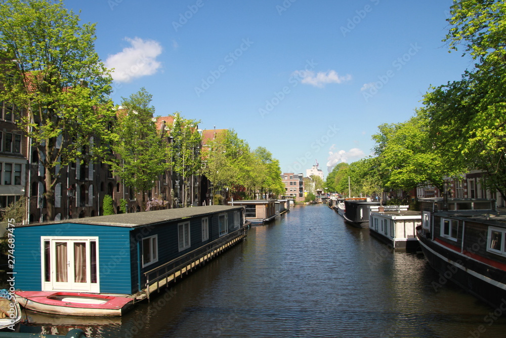 wasserkanal in der Stadt, Wasserstraße in Amsterdam