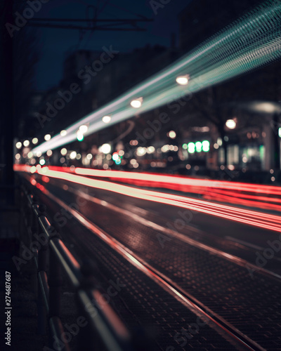 Schneller Verkehr bei Nacht auf Straße in Stadt Langzeitbelichtung