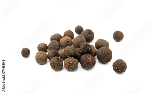 Fotografia Scattered allspice isolated on white background