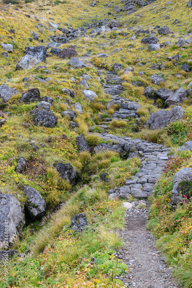 鳥海山の登山道と草紅葉 鳥海山の登山道と草紅葉