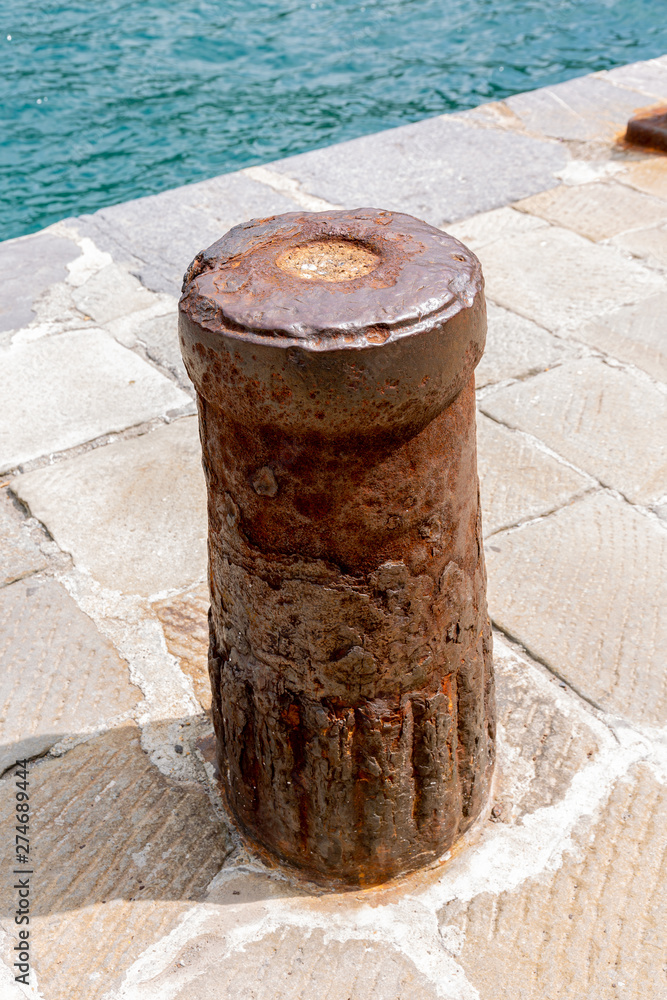 Naklejka premium Mooring equipment on the harbor