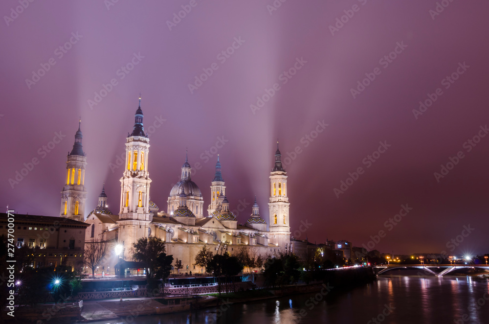 Obraz premium Night view of the Basilica of Our Lady of the Pillar, Zaragoza, Spain.