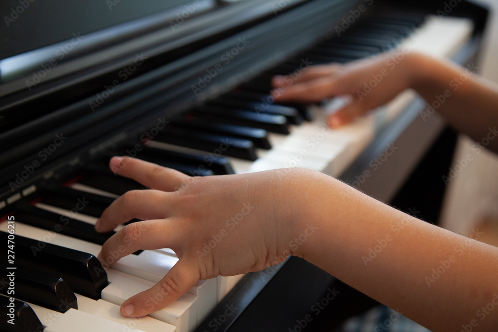 Obraz premium a child learns to play a good piano