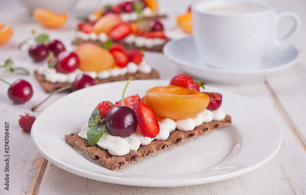 Crisp bread with creme cheese, fruit and berries Crisp bread with creme cheese, fruit and berries