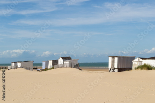 Plage de sable fin, dunes et cabanes en bois, mer bleu vert, temps calme et reposant. Blériot-Plage © Agathe Houdayer