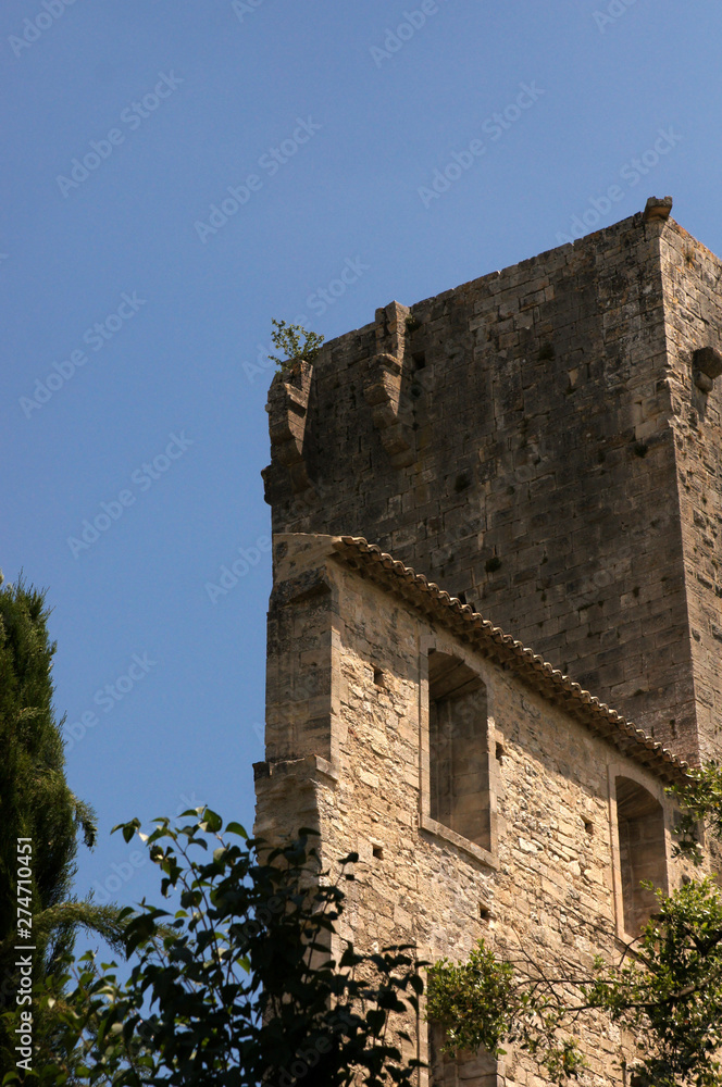 Pan de mur à côté du château de Montclus