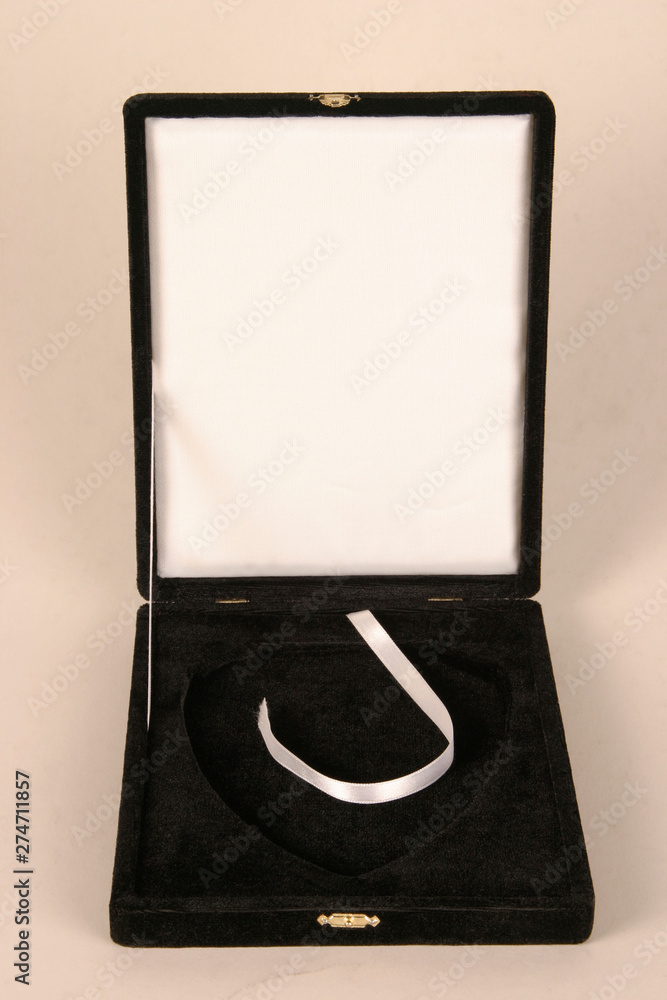Satin or silk boxes made of wood, leather, velvet, etc. to put prizes or gifts. Satin or silk boxes made of wood, leather, velvet, etc. to put prizes or gifts.