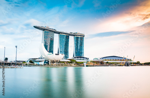 Photography SINGAPORE, SINGAPORE - MARCH 2019: Skyline of Singapore Marina Bay at night with