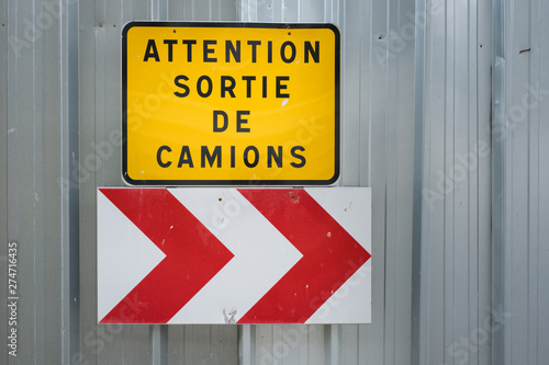 sortie camion chantier panneau signalétique barrière direction flèche rouge