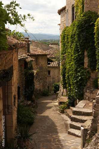 Rue descendante à Rochegude