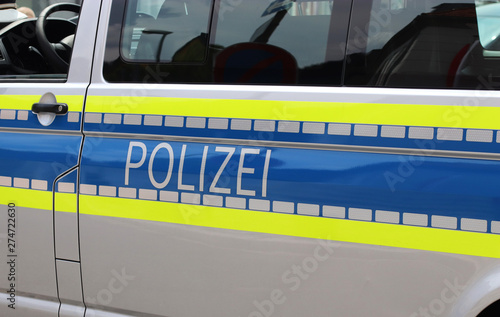 Aufschrift Polizei auf einem Kleinbus der Polizei