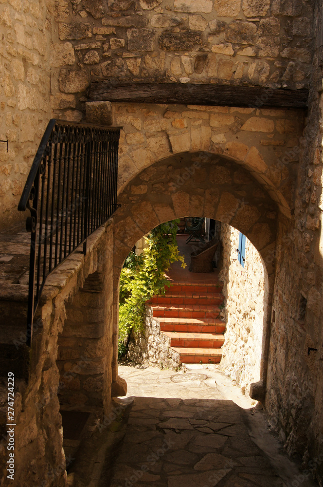 Naklejka premium Escalier, arcade, vieilles pierres