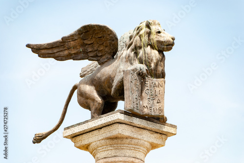 Scultura in pietra raffigurante un leone alato su colonna