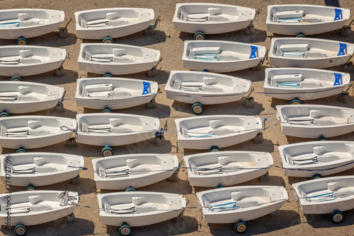 Billede på lærred Aerial view of Optimist dinghies aligned