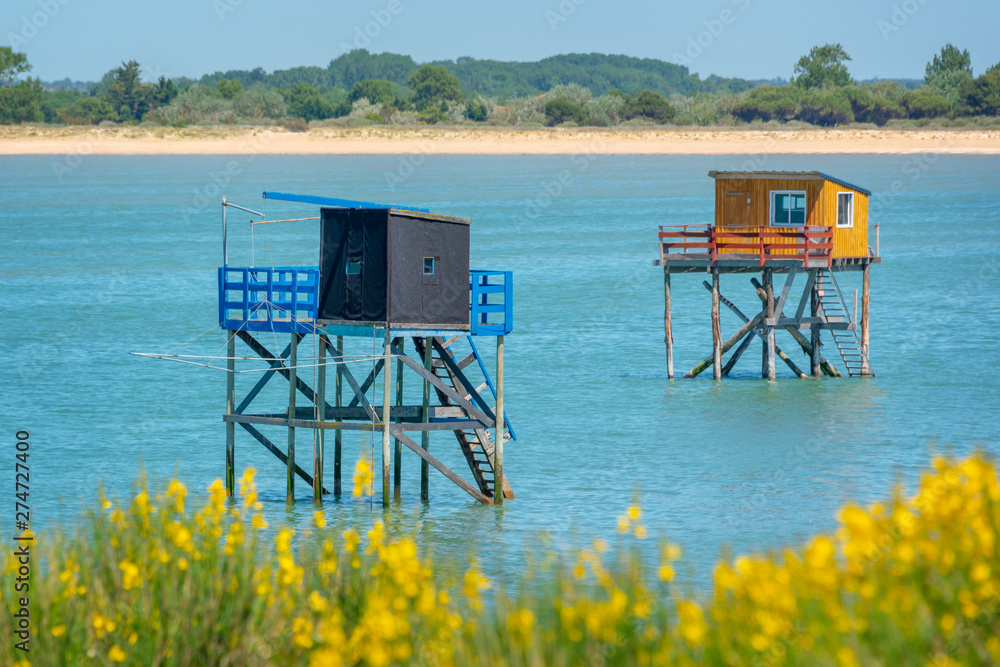 Φωτογραφία Typical and colorful wooden fishing huts on stilts in the atlantic ocean near La
