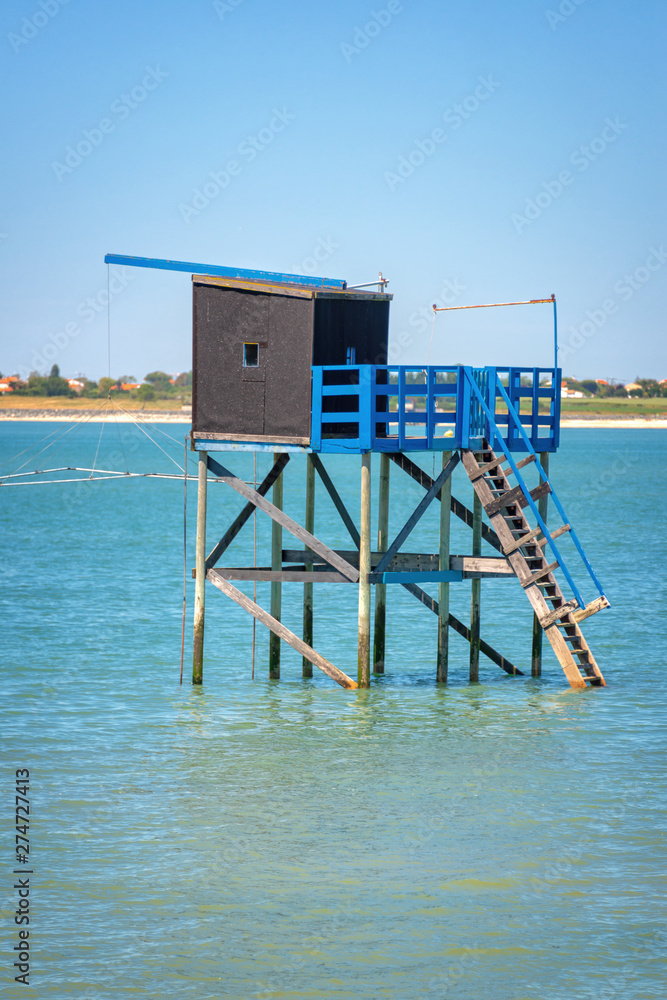 Φωτογραφία Typical wooden fishing hut on stilts in the atlantic ocean near La Rochelle, Fra