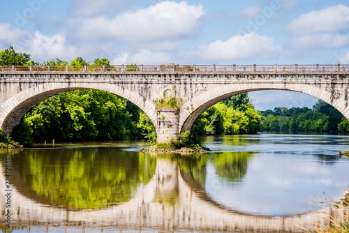 Canvas-taulu pont sur l'Adour dans la ville de Saubusse