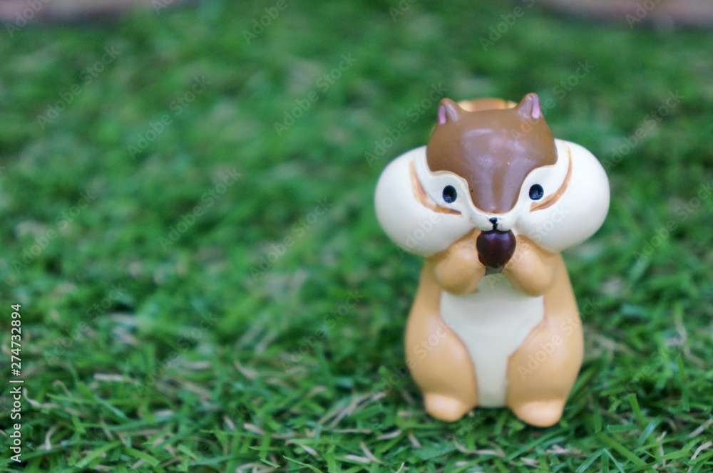 Fototapeta premium eating Squirrel ornament on lawn