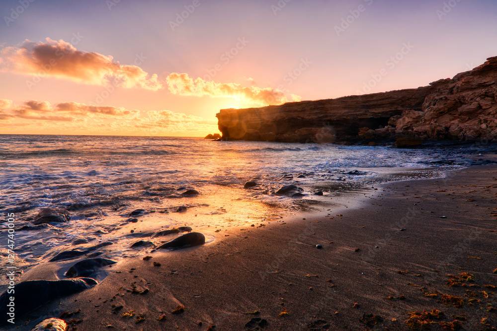 atardecer dorado en una playa de Fuerteventura