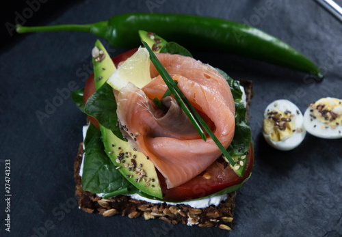 Fotografía fresh beautiful sandwich with red fish and avocado