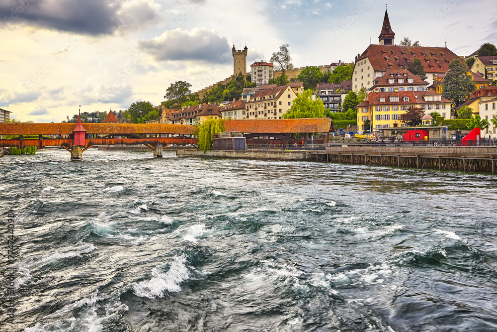 Φωτογραφία Lucerne, Switzerland - Famous wooden Chapel Bridge, oldest wooden covered bridge in Europe
