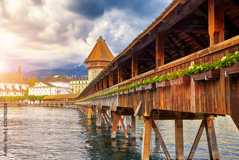 Φωτογραφία Lucerne, Switzerland - Famous wooden Chapel Bridge, oldest wooden covered bridge in Europe