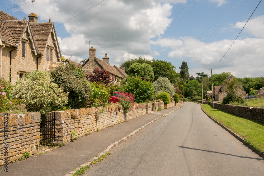 Φωτογραφία The picturesque Cotswold village of Westonbirt, Gloucestershire, United Kingdom
