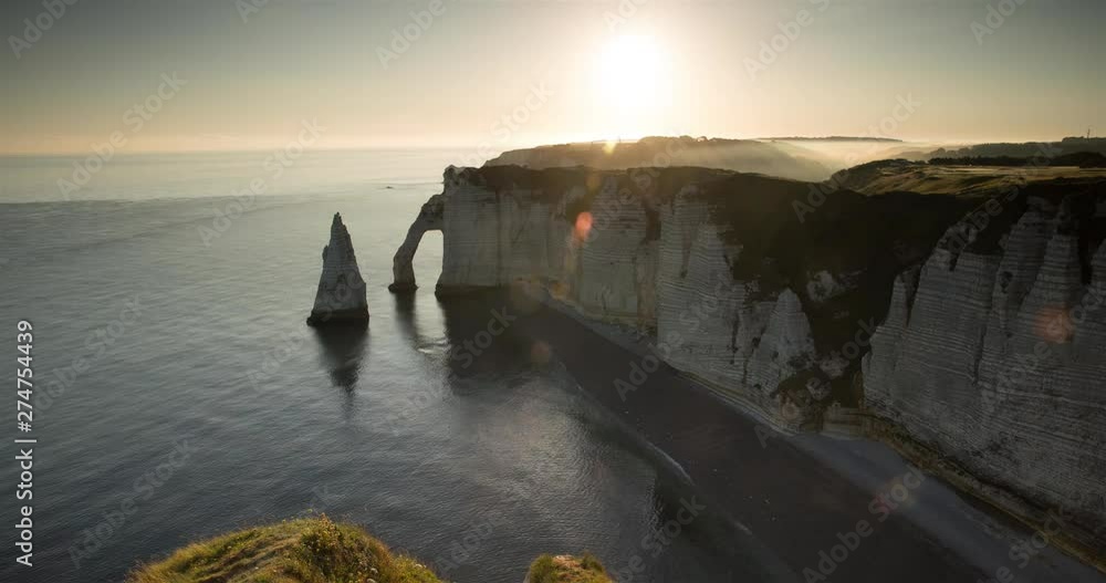 Lever du soleil et marée basse à Etretat, France.